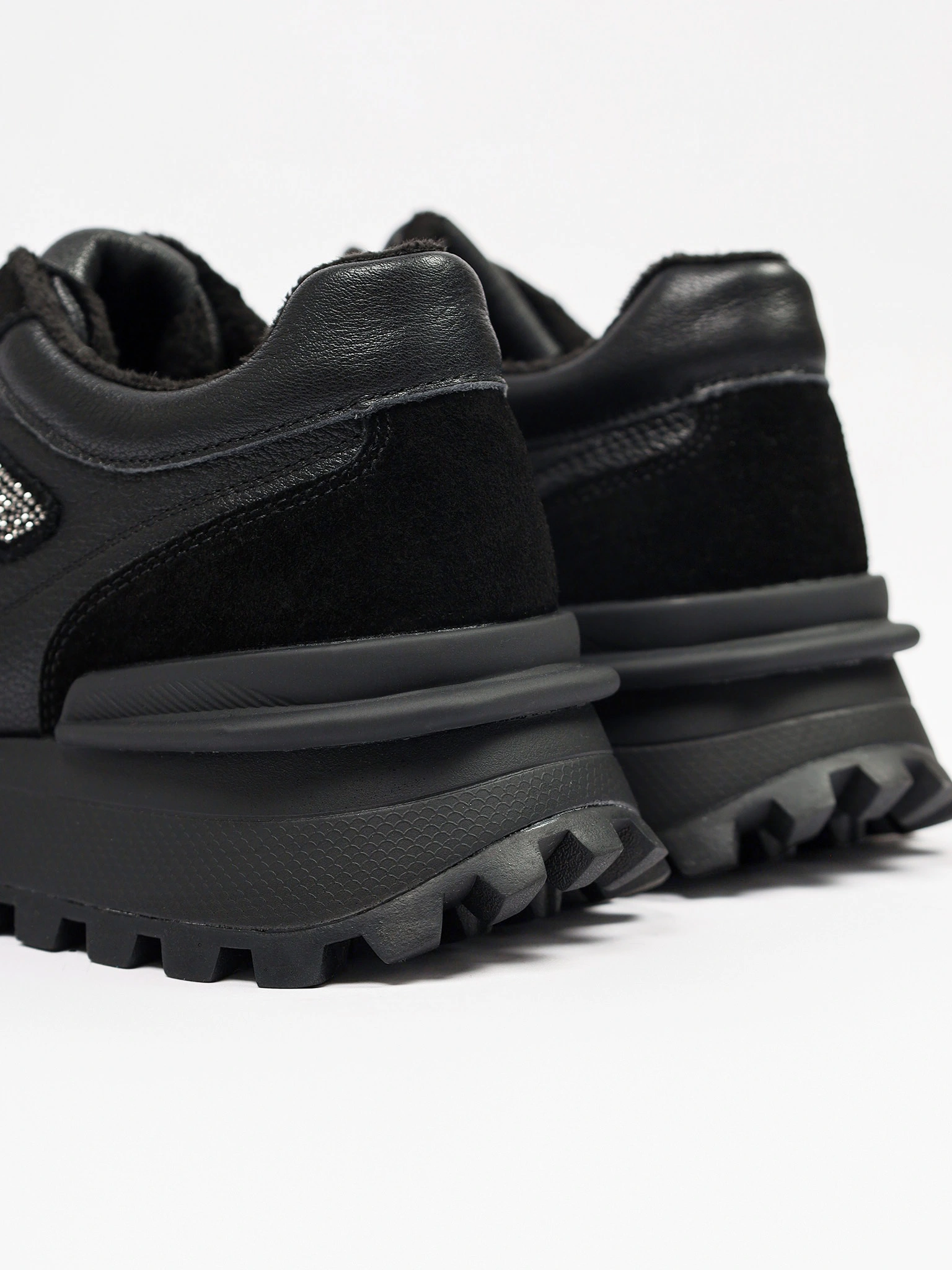 Кроссовки комбинированные черного цвета на рельефной подошве